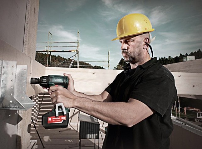 Гайковерт аккумуляторный METABO SSW 18 LTX 4,0 Ач 400 BL ударный, бесщеточный [602205500] Аккумулятор Li-Power (18 В/4,0 А-час) - 2 штуки